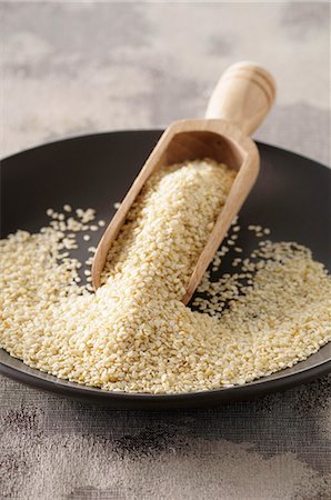 A plate of sesame seeds with a wooden scoop Foto de stock - Sin royalties Premium, Código: 659-08512847