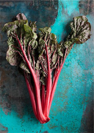 simsearch:659-07028400,k - Red-stemmed chard on a coloured surface Photographie de stock - Premium Libres de Droits, Code: 659-08512840