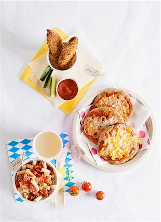 simsearch:659-07027390,k - Various children's dishes: mini pizzas, pasta with tomatoes and chicken nuggets Foto de stock - Sin royalties Premium, Código: 659-08512855