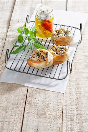 Yeast dough spirals with a spinach filling and sesame seeds Foto de stock - Sin royalties Premium, Código: 659-08512870