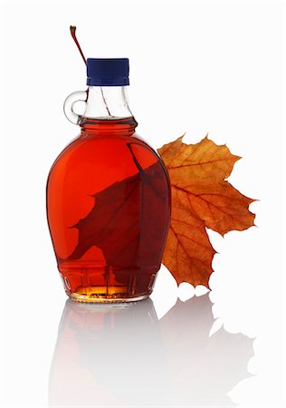 Maple syrup and a maple leaf Stockbilder - Premium RF Lizenzfrei, Bildnummer: 659-08512887