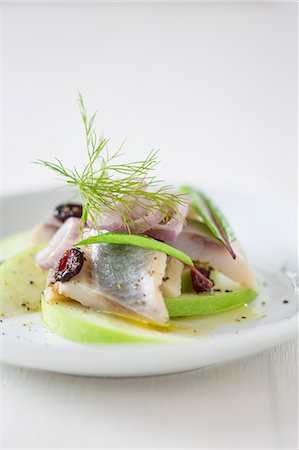 Soused herring with cranberries and apple Foto de stock - Sin royalties Premium, Código: 659-08512898