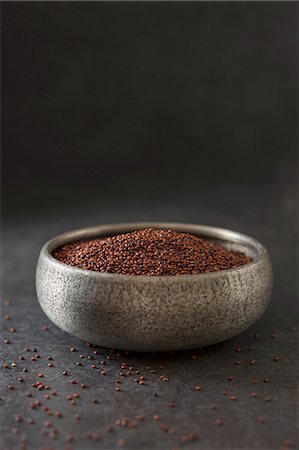 simsearch:659-08906381,k - A bowl of red quinoa Photographie de stock - Premium Libres de Droits, Code: 659-08512902