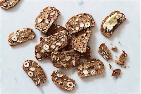 sliced - Slices of fruit bread with nuts Photographie de stock - Premium Libres de Droits, Code: 659-08512915