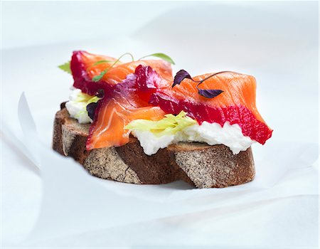 simsearch:659-07597399,k - Norwegian graved lax with cream cheese on a slice of bread Stockbilder - Premium RF Lizenzfrei, Bildnummer: 659-08512921