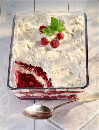 Raspberry and cream meringue in a baking dish Photographie de stock - Premium Libres de Droits, Code: 659-08512939