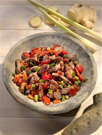 simsearch:659-08419043,k - Spicy beef with ginger, lemongrass and peppers (Asia) Foto de stock - Sin royalties Premium, Código: 659-08512947