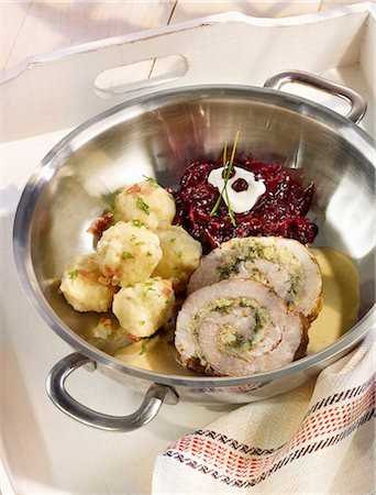 simsearch:659-06494752,k - Pork roulade with dumplings and red cabbage Photographie de stock - Premium Libres de Droits, Code: 659-08512948