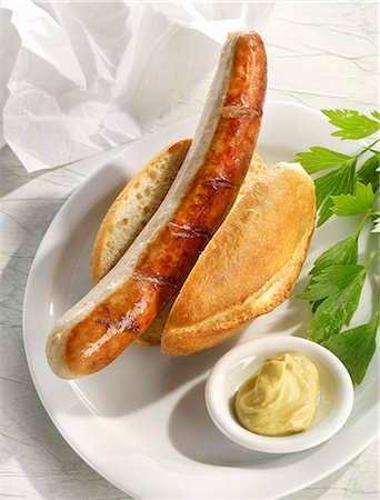 fried sausage recipe - A Thuringian sausage in a roll with mustard Stock Photo - Premium Royalty-Free, Code: 659-08512951