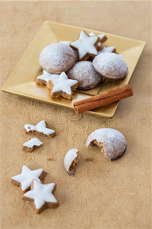 Cinnamon stars and Lebkuchen (spiced soft gingerbread from Germany) Photographie de stock - Premium Libres de Droits, Code: 659-08512965