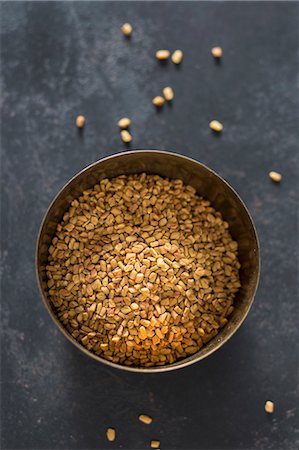 Fenugreek seeds in a metal bowl Photographie de stock - Premium Libres de Droits, Code: 659-08512962