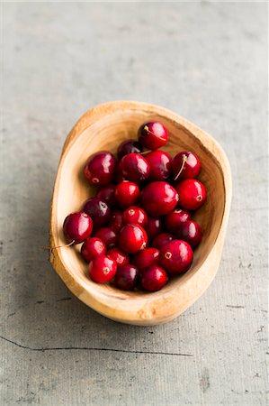 soft fruit - Cranberries in a wooden bowl (seen from above) Stock Photo - Premium Royalty-Free, Code: 659-08512974