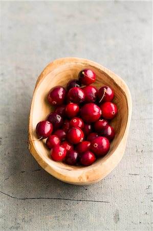 simsearch:659-08513075,k - Cranberries in a wooden bowl (seen from above) Photographie de stock - Premium Libres de Droits, Code: 659-08512974