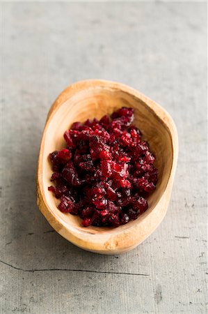 Chopped, dried cranberries in a wooden bowl Photographie de stock - Premium Libres de Droits, Code: 659-08512975