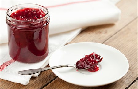 Red berry jam in jar and on a spoon Foto de stock - Sin royalties Premium, Código: 659-08512972