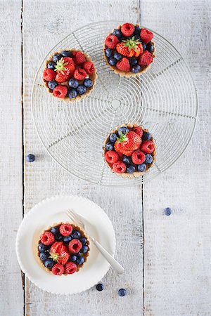 Berry tartlets on a cooling rack (seen from above) Stock Photo - Premium Royalty-Free, Code: 659-08512982