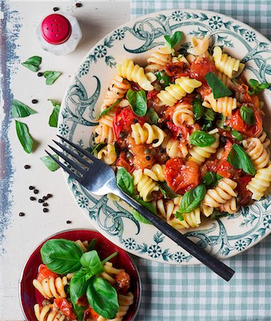 Fusilli pasta with tomatoes and basil Foto de stock - Sin royalties Premium, Código: 659-08513024