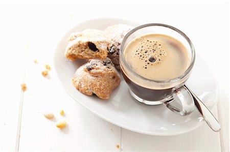 simsearch:659-08896813,k - Black coffee in a glass cup on a saucer served with pine nut biscuits (Italy) Photographie de stock - Premium Libres de Droits, Code: 659-08513049