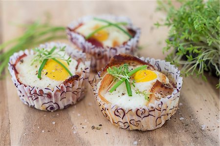 simsearch:659-06151304,k - Baked eggs with bacon in paper cases Stock Photo - Premium Royalty-Free, Code: 659-08513056