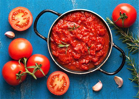 food overhead - Tomato sauce with rosemary in a pot surrounded by fresh ingredients Photographie de stock - Premium Libres de Droits, Code: 659-08513053