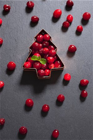 Fresh cranberries in a Christmas tree-shaped cutter Foto de stock - Sin royalties Premium, Código: 659-08513075