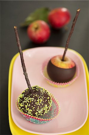 Chocolate-coated apples on sticks, one with sugar sprinkles Stock Photo - Premium Royalty-Free, Code: 659-08513091