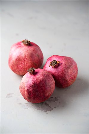 drei objekte - Three pomegranates Foto de stock - Sin royalties Premium, Código: 659-08513117