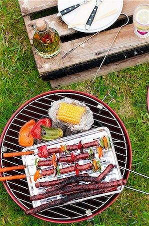 Sausages and vegetables on a charcoal grill Foto de stock - Sin royalties Premium, Código: 659-08513111