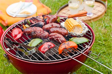 decanter - Sausages and vegetables on a charcoal grill Stock Photo - Premium Royalty-Free, Code: 659-08513112