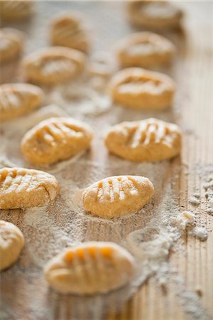 simsearch:659-07959822,k - Gnocchi with flour on a wooden board Fotografie stock - Premium Royalty-Free, Codice: 659-08513123