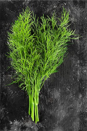 dill - A bunch of fresh dill on a dark surface Foto de stock - Sin royalties Premium, Código: 659-08513152