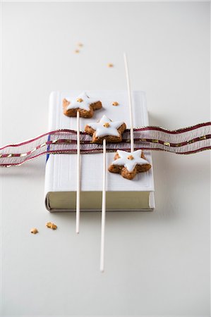 simsearch:659-07597591,k - Cinnamon stars decorated with mini sugar stars on sticks Stock Photo - Premium Royalty-Free, Code: 659-08513169