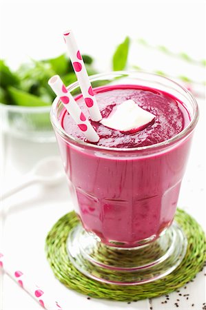 A beetroot, apple and spinach smoothie in a glass Photographie de stock - Premium Libres de Droits, Code: 659-08513187
