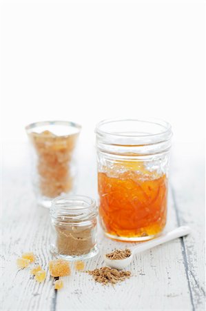 simsearch:659-08896093,k - A jar of marmalade, ground ginger and candied ginger Foto de stock - Sin royalties Premium, Código: 659-08513198