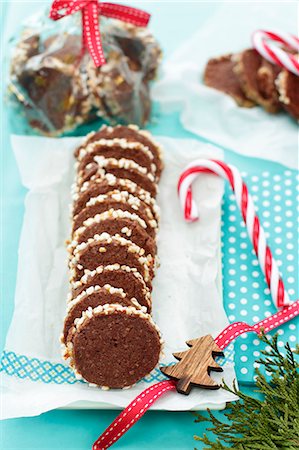 sand biscuit - Chocolate shortbread biscuits for Christmas Foto de stock - Sin royalties Premium, Código: 659-08513205