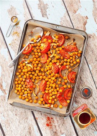 roasting dish - Spicy roasted chickpeas with tomatoes Stock Photo - Premium Royalty-Free, Code: 659-08513203