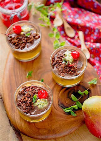 simsearch:659-01846688,k - A dessert with mango and cocktail cherries Photographie de stock - Premium Libres de Droits, Code: 659-08513210
