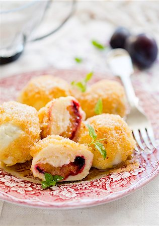 simsearch:659-07958887,k - Damson dumplings with buttered crumbs Photographie de stock - Premium Libres de Droits, Code: 659-08513212