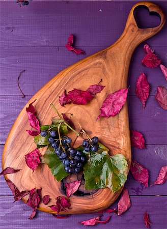 simsearch:659-09125735,k - Grapes and autumnal leaves on a wooden board Foto de stock - Sin royalties Premium, Código: 659-08513213