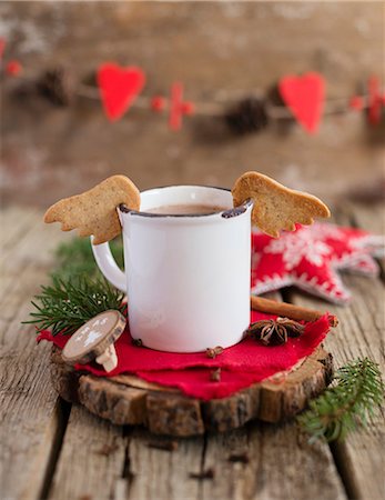 sand biscuit - Angel's wings sables on an enamel mug (Christmas) Foto de stock - Sin royalties Premium, Código: 659-08513226