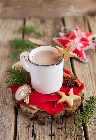 simsearch:659-07069297,k - A mug of hot chocolate with star-shaped sables (Christmas) Photographie de stock - Premium Libres de Droits, Code: 659-08513228