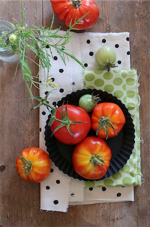 simsearch:659-08905461,k - An arrangement of fresh garden tomatoes Photographie de stock - Premium Libres de Droits, Code: 659-08513223