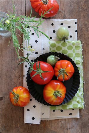 An arrangement of fresh garden tomatoes Photographie de stock - Premium Libres de Droits, Code: 659-08513223