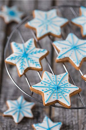 décoration de l'arbre de noël - Gingerbread star biscuits decorated with blue and white icing Photographie de stock - Premium Libres de Droits, Code: 659-08513234