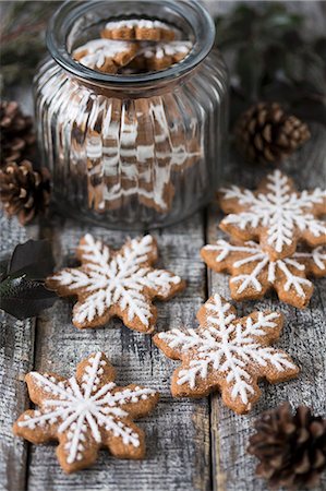 simsearch:659-08897086,k - Gingerbread snowflake biscuits decorated with icing, some in a jar Stock Photo - Premium Royalty-Free, Code: 659-08513235