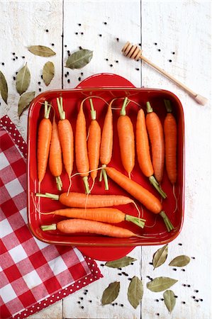 simsearch:659-08906233,k - Carrots in a red baking dish Photographie de stock - Premium Libres de Droits, Code: 659-08513237