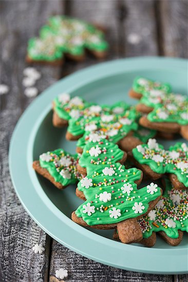 Gingerbread Christmas tree biscuits with green icing on a plate Stock Photo - Premium Royalty-Free, Image code: 659-08513232