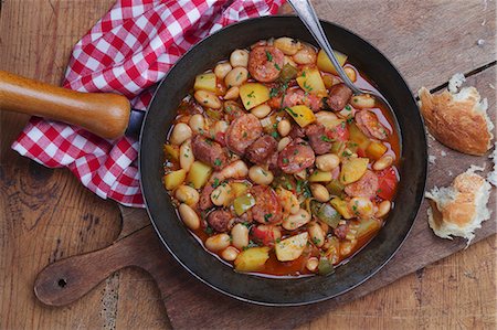 simsearch:659-07028795,k - Rustic bean and sausage stew Foto de stock - Sin royalties Premium, Código: 659-08513259