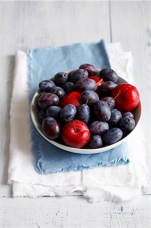 simsearch:659-08940586,k - Red plums and damsons Stock Photo - Premium Royalty-Free, Code: 659-08513267