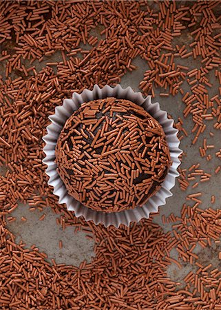 stringing - Chocolate nut truffles with chocolate sprinkles Stock Photo - Premium Royalty-Free, Code: 659-08513279